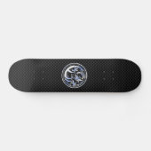 Dragon Abzeichen im Chrome-Stil auf Carbon Fibre P Skateboard (Horizontal)