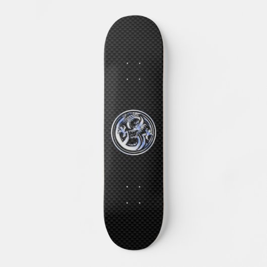 Dragon Abzeichen im Chrome-Stil auf Carbon Fibre P Skateboard (Vorderseite)