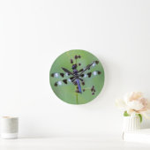 Dragon fly perched on grass, Canada Runde Wanduhr (Zuhause)