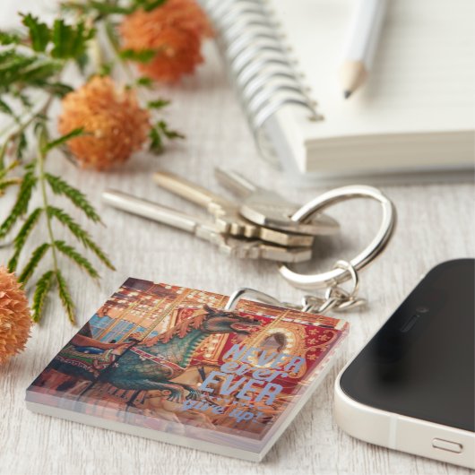 Dragon gibt nie Aufregung auf Schlüsselanhänger (Vorderseite rechts)