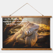 Dragon Iguana stehend vor einigen Stämmen Wandteppich Mit Holzrahmen (Vorne)