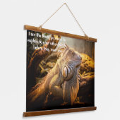 Dragon Iguana stehend vor einigen Stämmen Wandteppich Mit Holzrahmen (Gewinkelt)