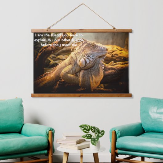 Dragon Iguana stehend vor einigen Stämmen Wandteppich Mit Holzrahmen (Wohnzimmer)