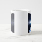 Dragon XL-Raumfahrzeug mit Planet Erde in der Fern Jumbo-Tasse (Vorderseite)