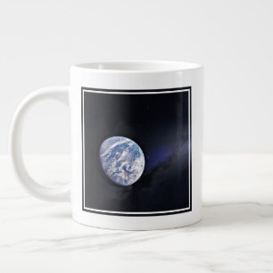 Dragon XL-Raumfahrzeug mit Planet Erde in der Fern Jumbo-Tasse