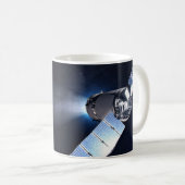Dragon XL-Raumfahrzeug mit Planet Erde in der Fern Kaffeetasse (VorderseiteRechts)