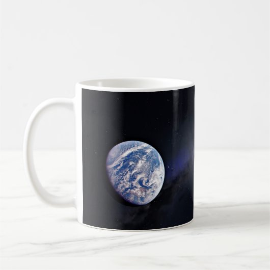 Dragon XL-Raumfahrzeug mit Planet Erde in der Fern Kaffeetasse (Links)