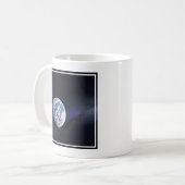 Dragon XL-Raumfahrzeug mit Planet Erde in der Fern Kaffeetasse (Vorderseite Links)