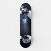Dragon XL-Raumfahrzeug mit Planet Erde in der Fern Skateboard (Vorderseite)