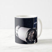 Dragon Xl Spacecraft nähert sich einem Lunar Gatew Kaffeetasse (VorderseiteRechts)