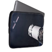 Dragon Xl Spacecraft nähert sich einem Lunar Gatew Laptopschutzhülle (Vorne Rechts)