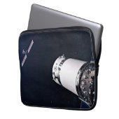 Dragon Xl Spacecraft nähert sich einem Lunar Gatew Laptopschutzhülle (Vorderseite Links)