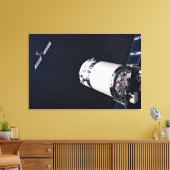 Dragon Xl Spacecraft nähert sich einem Lunar Gatew Leinwanddruck (Insitu (Wohnzimmer))
