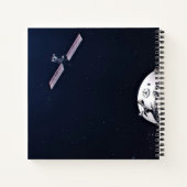 Dragon Xl Spacecraft nähert sich einem Lunar Gatew Notizblock (Rückseite)