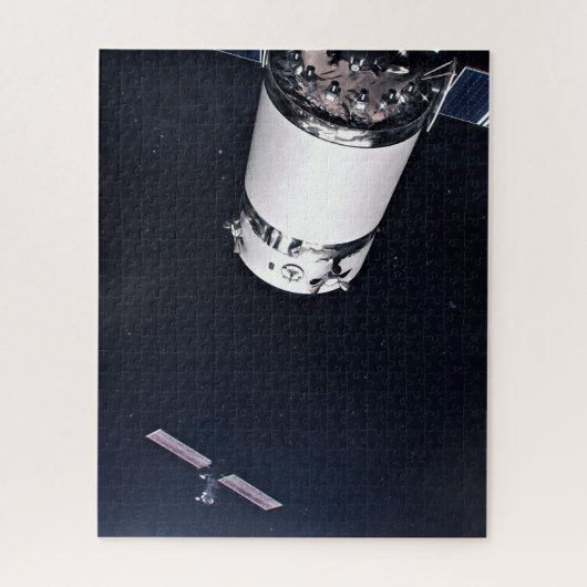 Dragon Xl Spacecraft nähert sich einem Lunar Gatew Puzzle (Vertikal)