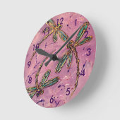 Dragonflies Pink Fizz Runde Wanduhr (Winkel)