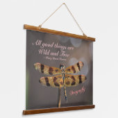 Dragonfly Alle guten Dinge sind frei und kostenfre Wandteppich Mit Holzrahmen (Gewinkelt)