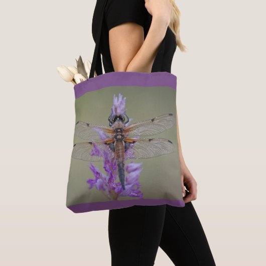 Dragonfly auf Lila Blume Tasche (Von Nahem)
