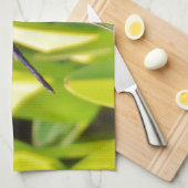 Dragonfly Blau und schwarz auf Gras. Handtuch (Viertel Falte)