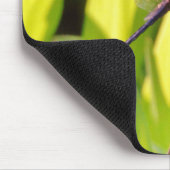 Dragonfly Blau und schwarz auf Gras. Mousepad (Ecke)