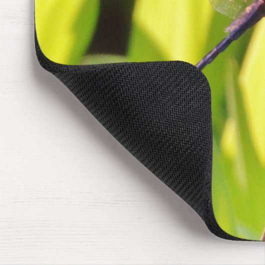 Dragonfly Blau und schwarz auf Gras. Mousepad (Ecke)