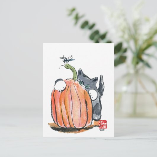 Dragonfly führt Kitten durch den Pumpkinpflaster Postkarte (Stehend Vorderseite)