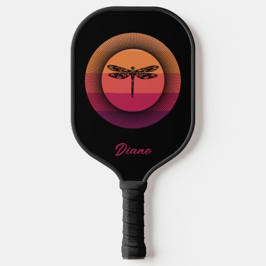 Dragonfly in Retro Sunset mit Namen Pickleball Schläger (Vorderseite)