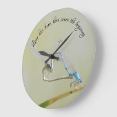 Dragonfly-Liebe Große Wanduhr (Winkel)