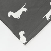 Draht-behaartes Dackel-Silhouette-Muster-Grau Fleecedecke (Ecke)
