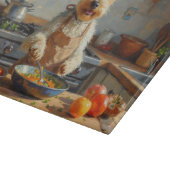 Draht-Foxterrier beim Kochen in der Küche Schneidebrett (Ecke)