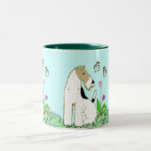 Draht-Foxterrier und Schmetterlinge Zweifarbige Tasse (Mittel)