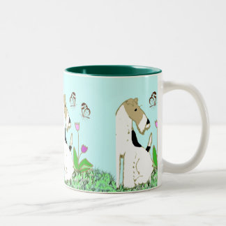 Draht-Foxterrier und Schmetterlinge Zweifarbige Tasse