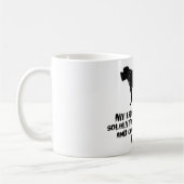 Drahthaar, das Griffon zeigt Kaffeetasse (Links)