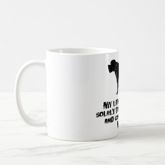 Drahthaar, das Griffon zeigt Kaffeetasse (Links)