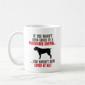 Drahthaar, das Griffon zeigt Kaffeetasse (Links)