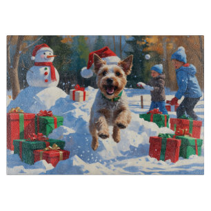 Drahthaar-Fox-Terrier läuft durch Schnee mit Weihn Schneidebrett
