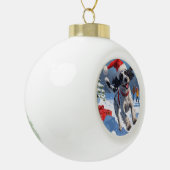 Drahthaar Pointing Griffon in Snow Christmas Hat Keramik Kugel-Ornament (Links)