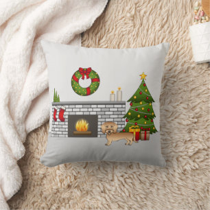 Drahthaarige Dackel in einem Weihnachtszimmer Kissen