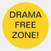 DRAMA FREE ZONE RUNDER AUFKLEBER (Vorderseite)