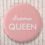 Drama Queen | Modernes, Niedliches Pink Stilvolles Button<br><div class="desc">Einfaches,  stilvolles "Drama Queen" lustiges cooles Zitat-Abzeichen in moderner minimalistischer Typografie in Weiß auf einem weichen rosa Hintergrund,  der leicht mit Ihren eigenen Worten personalisiert werden kann. Dieses trendige,  niedliche,  mädchenhafte Design ist die perfekte Note für sich selbst oder als Geschenk für einen geliebten Menschen!</div>