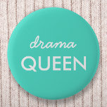 Drama Queen | Modernes, trendy Aqua Green Cooles Z Button<br><div class="desc">Einfaches,  stilvolles "drama queen" lustiges cooles Zitat-Abzeichen in moderner minimalistischer Typografie in Weiß auf einem aquareongrünem Hintergrund,  das leicht mit eigenen Worten personalisiert werden kann. Dieses trendige,  niedliche,  mädchenhafte Design ist die perfekte Note für sich selbst oder als Geschenk für einen geliebten Menschen!</div>
