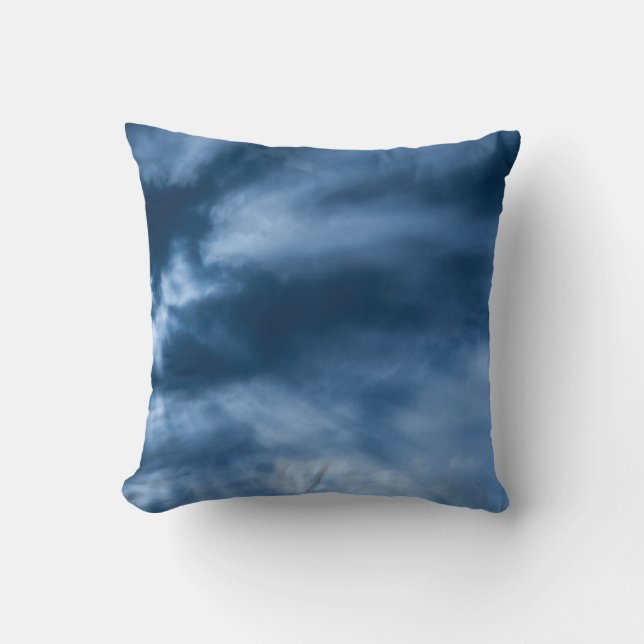 Dramatisch Abstrakte Stormy Dark Blue Sky Wolken Kissen (Vorderseite)