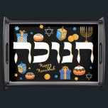 Dramatisch Black Hebrew Hanukkah Menorah & Donuts Serviertablett<br><div class="desc">Helle, farbenfrohe Hanukkah-Elemente auf einem dramatischen schwarzen Hintergrund mit einem glänzenden schwarzen Rahmen werden dem Empfänger deLIGHT sein. Mit diesem kühnen Design sollte jemand seinen Urlaub machen. Es ist der perfekte Weg, um ein festliches Hanukkah/Chanukah Party Tisch Set. Ein großartiger Ort für die Donuts! Whimsikale bunte Chanukah-Elemente - darunter Jelly...</div>