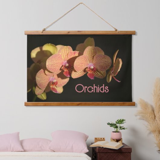 Dramatisch Coral Pink Orchids Fotografisch floral Wandteppich Mit Holzrahmen (Schlafzimmer)