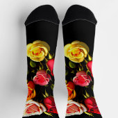 Dramatisch Rosa Gelbe Rosen auf schwarzen Socken (Oben)