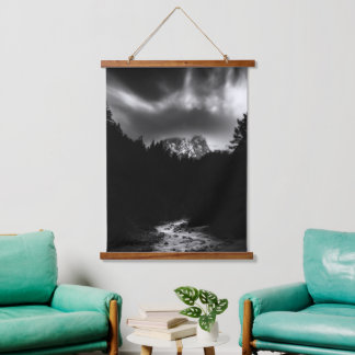 Dramatische Berg- und Flusslandschaft Wandteppich Mit Holzrahmen