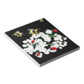 Dramatische Bienen und weiße Blume auf schwarz Notizblock (angewinkelt)