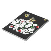 Dramatische Bienen und weiße Blume auf schwarz Notizblock (Rotiert)