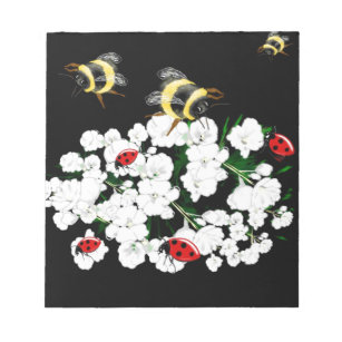 Dramatische Bienen und weiße Blume auf schwarz Notizblock