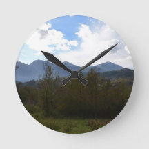 Dramatische Hügel und Himmel
